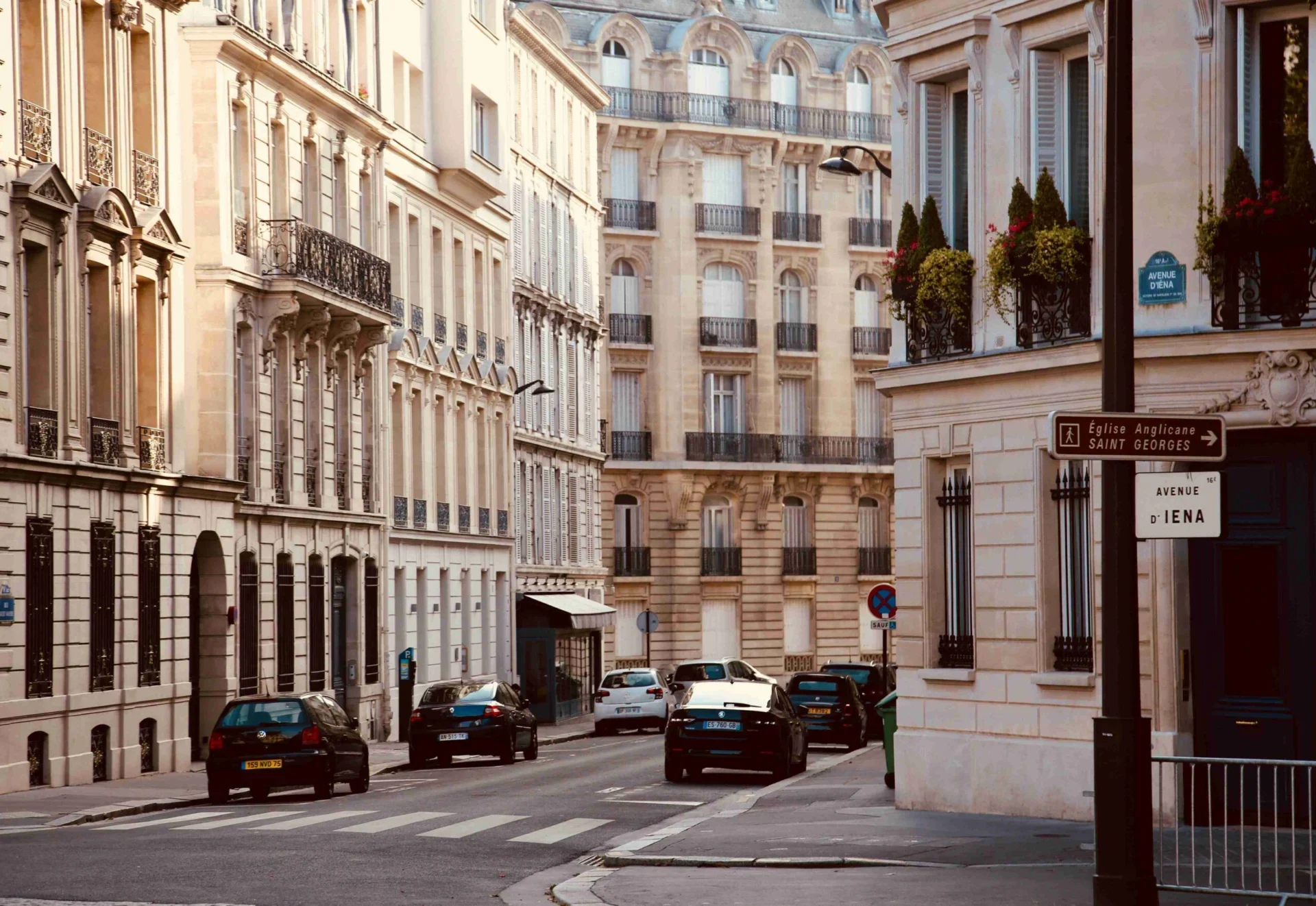 a busy city street filled with lots of traffic